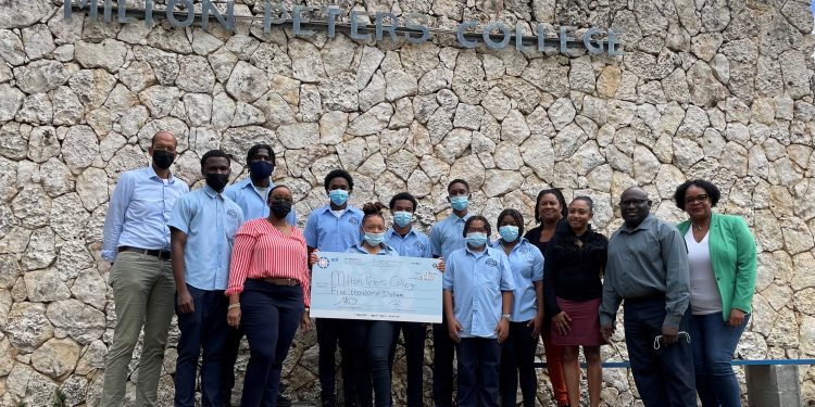 Sol St. Maarten patrocina CA con energía solar para las aulas de MPC a través del proyecto Keep a Cool Head