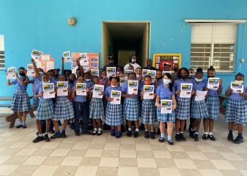 La liga SXM Babe Ruth visita MAC Primary School