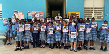La liga SXM Babe Ruth visita MAC Primary School