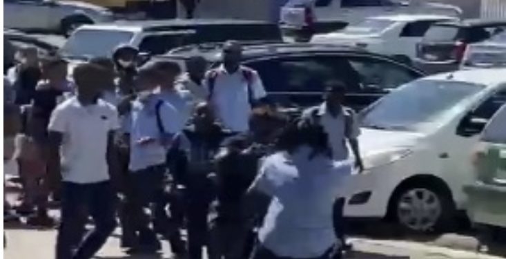 Las patrullas preventivas estuvieron alrededor de South Reward para frenar las peleas relacionadas con la escuela