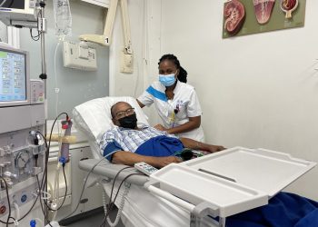 Island Gems apoya a SMMC con una silla y mesa de diálisis