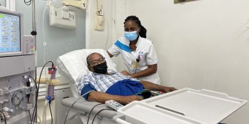 Island Gems apoya a SMMC con una silla y mesa de diálisis