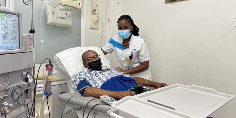 Island Gems apoya a SMMC con una silla y mesa de diálisis