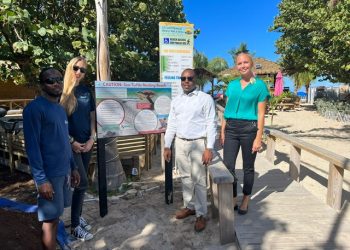 Nature Foundation St. Maarten coloca el primer cartel informativo de anidación de tortugas marinas en Mullet Bay Beach junto con el Ministro de VROMI