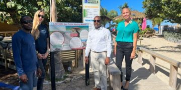 Nature Foundation St. Maarten coloca el primer cartel informativo de anidación de tortugas marinas en Mullet Bay Beach junto con el Ministro de VROMI