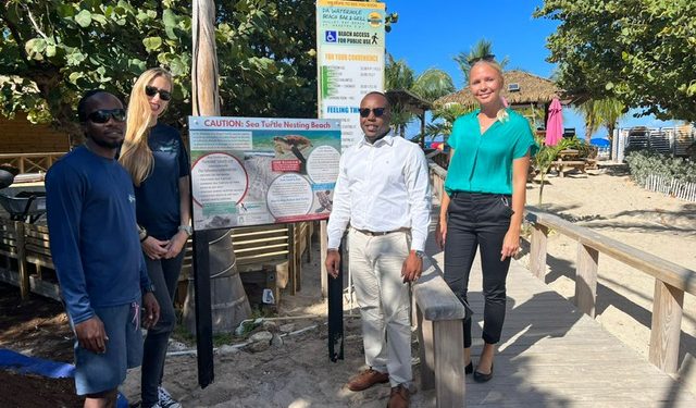 Nature Foundation St. Maarten coloca el primer cartel informativo de anidación de tortugas marinas en Mullet Bay Beach junto con el Ministro de VROMI