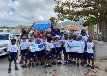 The Nature Foundation St. Maarten realiza impactantes presentaciones sin plástico y limpiezas de playas con escuelas locales.