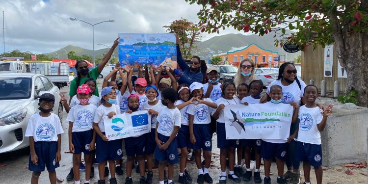 The Nature Foundation St. Maarten realiza impactantes presentaciones sin plástico y limpiezas de playas con escuelas locales.
