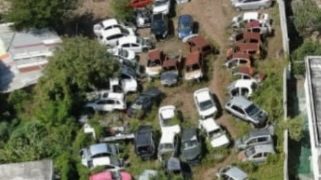 Hay una gran cantidad de vehículos abandonados dejados en las empresas de remolque
