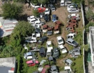 Hay una gran cantidad de vehículos abandonados dejados en las empresas de remolque