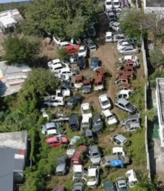 Hay una gran cantidad de vehículos abandonados dejados en las empresas de remolque