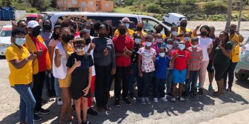 El Club de Leones de Sint Maarten entrega 100 bolsas de alimentos como parte del Programa de Distribución de Alimentos del Distrito 60b
