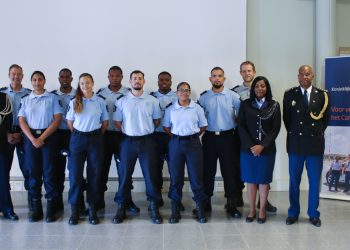 Aprendices de la Policía Fronteriza Royal Netherlands Marechaussee juran su cargo