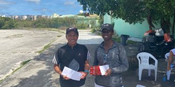 El equipo de Sam Bashir, Jenny Marzi y Tim Ahlip ganan el segundo torneo de golf Steve Mix Memorial