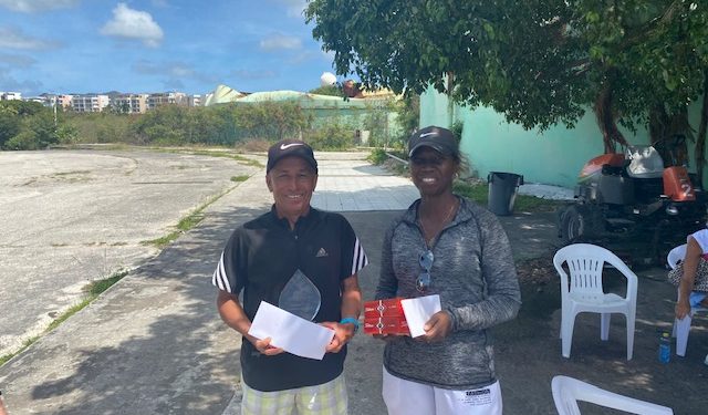 El equipo de Sam Bashir, Jenny Marzi y Tim Ahlip ganan el segundo torneo de golf Steve Mix Memorial