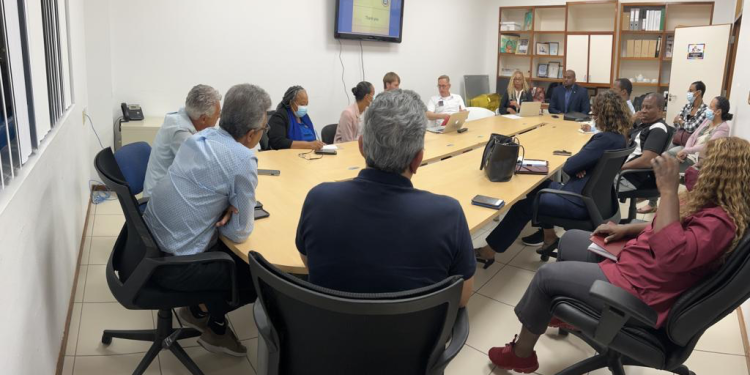 El Ministro Ottley se reúne con el equipo de estrategia de salida para discutir los pasos hacia la normalidad