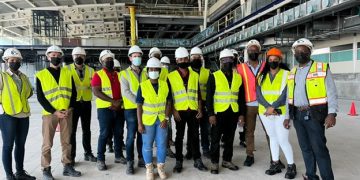 Ministro de VROMI Doran y personal de apoyo visitan el espacio del proyecto del aeropuerto