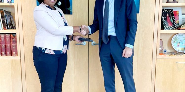 La Primera Ministra Jacobs visita al Embajador del Reino Holandés