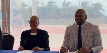 El Ministro Ottley firma memorando de entendimiento con Royal Caribbean Group en representación del Gobierno para asegurar hasta 1000 puestos de trabajo a bordo de sus buques.