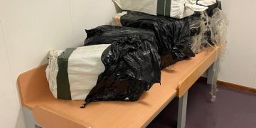 HNLMS Groningen intercepta una lancha rápida