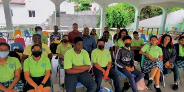 El ministro Ottley comenzó su “Consejo antipandillas y positivismo” ante su recorrido escolar en St. Dominic High