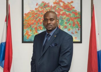 El Ministro Ottley, SZV y SVB Curaçao comparten perspectivas sobre mejorar el acceso a los seguros