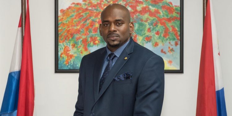 El Ministro Ottley, SZV y SVB Curaçao comparten perspectivas sobre mejorar el acceso a los seguros