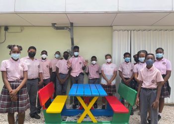 La clase SDA Grado 6 dona equipo de juego a SMMC