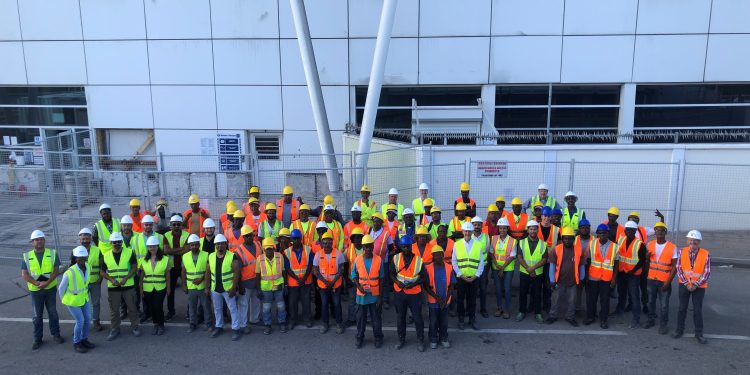 Los empleados del proyecto Ballast Nedam International recibieron el primer premio al trabajador seguro del mes en el Aeropuerto Internacional Princess Juliana