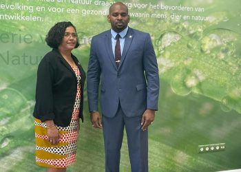 Ministro Ottley inicia colaboraciones con Curaçao para registro de profesionales médicos.