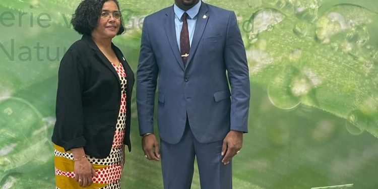 Ministro Ottley inicia colaboraciones con Curaçao para registro de profesionales médicos.