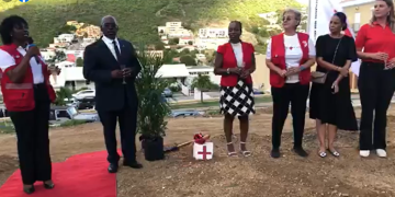 Primera piedra angular de la Cruz Roja de St. Maarten colocada sobre la colina.