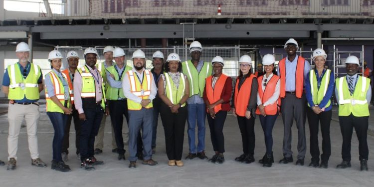 La Primera Ministra Jacobs anuncia la renuncia del ministro del TEATT; El Ministro Roger Lawrence se dirige al público