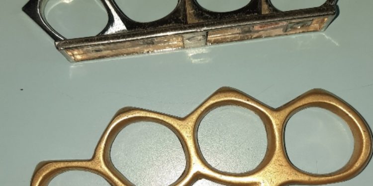 Menor detenido con nudillos de bronce