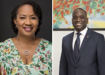 La Primera Ministra Jacobs anuncia la renuncia del ministro del TEATT; El Ministro Roger Lawrence se dirige al público