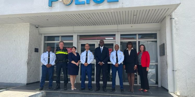 Gobernador realiza visita de trabajo a Policía