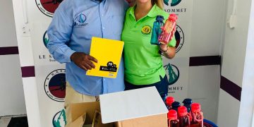 La Fundación Le Sommet y la Asociación Haitiana de St. Maarten donan útiles escolares
