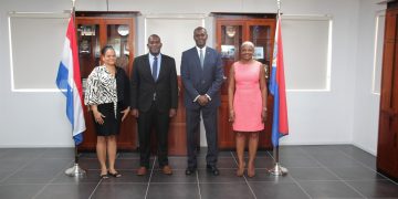 El Gobernador Holiday y la Sra. Holiday reciben a sus sucesores Gobernador-Designado a Baly y a la Sra. Baly