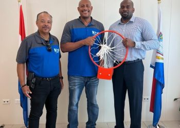 El Ministro Ottley dona aros de baloncesto al Melford Hazel Sport Center a través de CDFHA