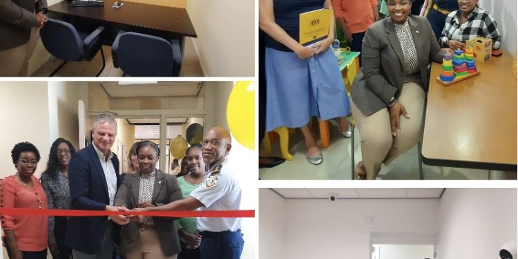 La ministra de Justicia, Anna Richardson, ofició la apertura de las salas de entrevistas en la comisaría de Philipsburg.