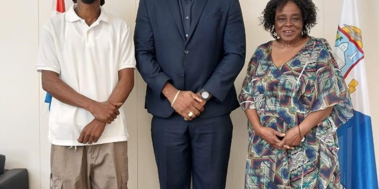 Ottley se reúne con un agricultor local en un esfuerzo continuo por mejorar el mercado local de productos agrícolas