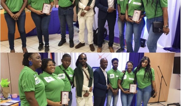 St. Maarten Academy PSVE recibe una mención honorífica por su actuación en el Concurso Nacional de Lanzamientos Juveniles por parte de la Primera Ministra y el Ministro de Finanzas.