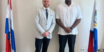 Los ejecutivos de cruceros de P&O discuten los desarrollos con el Honorable Ministro Omar Ottley