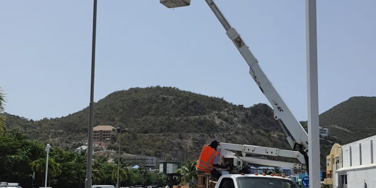 N.V. GEBE realiza reparaciones y mantenimiento de farolas