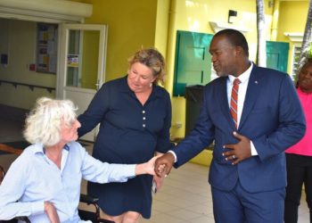 El Gobernador Baly visita la Fundación White & Yellow Cross Care