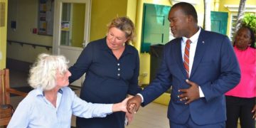 El Gobernador Baly visita la Fundación White & Yellow Cross Care