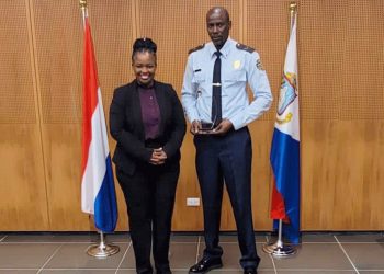 La Ministra Richardson reconoce al oficial de inmigración Vanterpool por un logro histórico