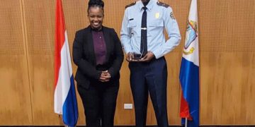 La Ministra Richardson reconoce al oficial de inmigración Vanterpool por un logro histórico