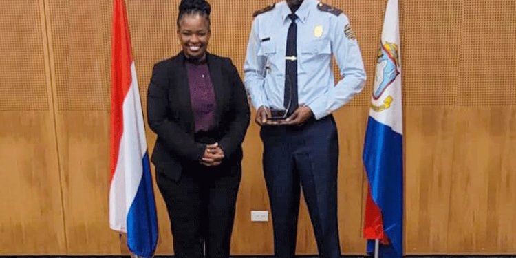 La Ministra Richardson reconoce al oficial de inmigración Vanterpool por un logro histórico