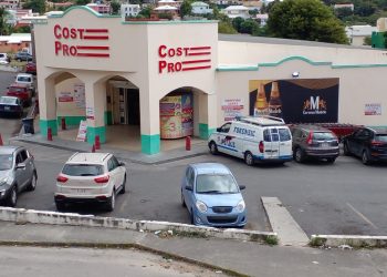 Ladrones intentan robar el Supermercado Cost-Pro